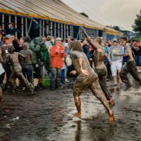 De moddermonsters gaan op bezoek bij Arctic Monkeys op Lowlands 2006 - ©Jelmer de Haas - All Rights Reserved