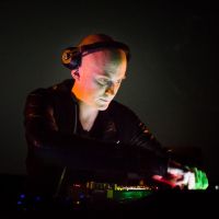 Fransman David Letellier (Kangding Ray) deed een live set met minimale elektronica met vet aangezette bassen tegen een intrigerende achtergrond van grofkorrelige visuals. - Foto Jelmer de Haas