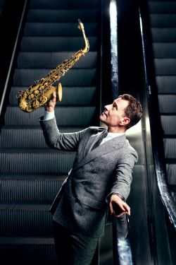 Benjamin Herman voor UITagenda Utrecht op de roltrap van TivoliVredenburg